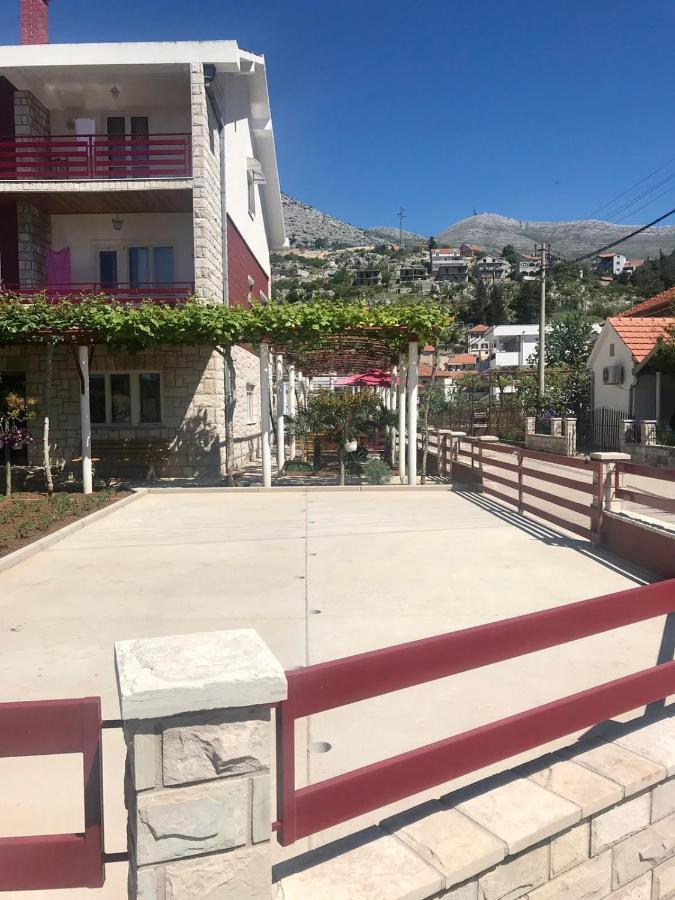 Apartmani Rada トレビニエ エクステリア 写真